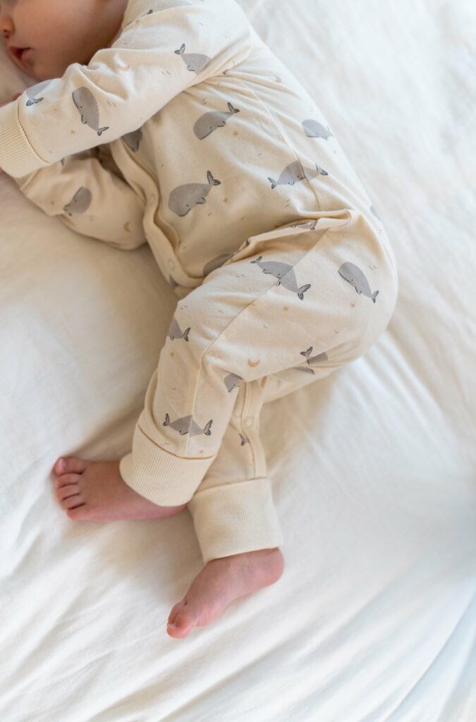 pyjama avec des baleines pour un bébé