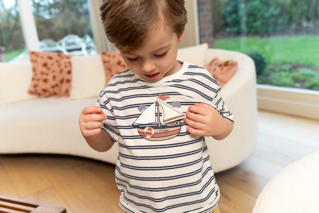 garçon avec un tshrit bateau