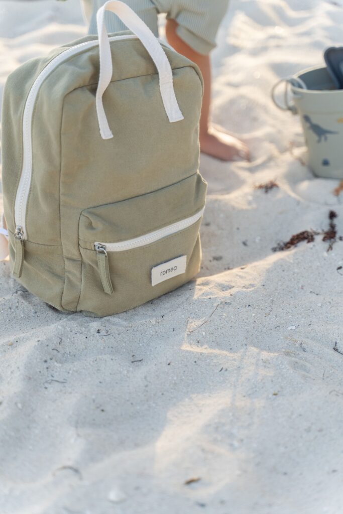 sac à dos romea sur une plage de sable