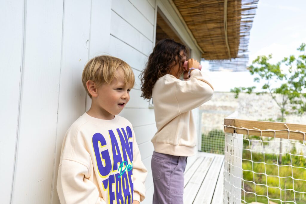 frere et soeur avec des jumelles dans une cabanes