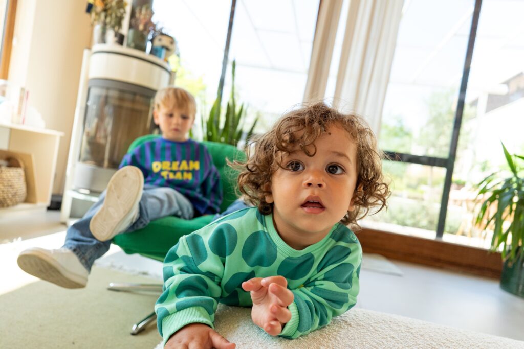 garçon avec un pull vert