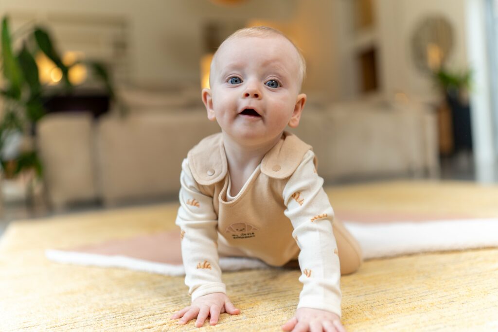 bébé avec un pyjama