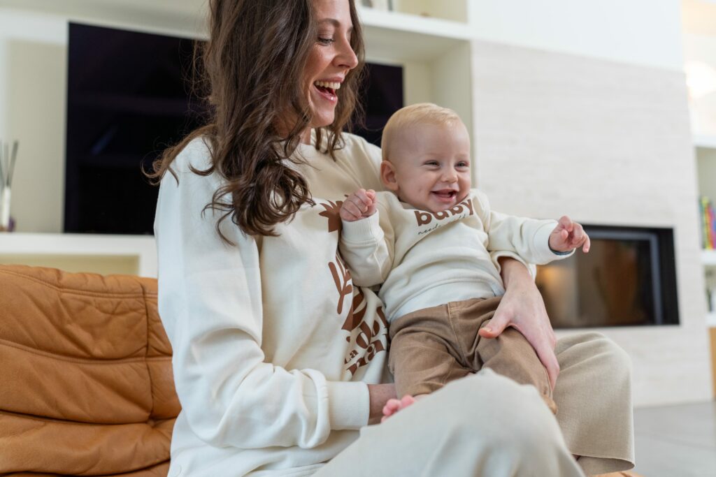 Maman avec son bébé qui rit